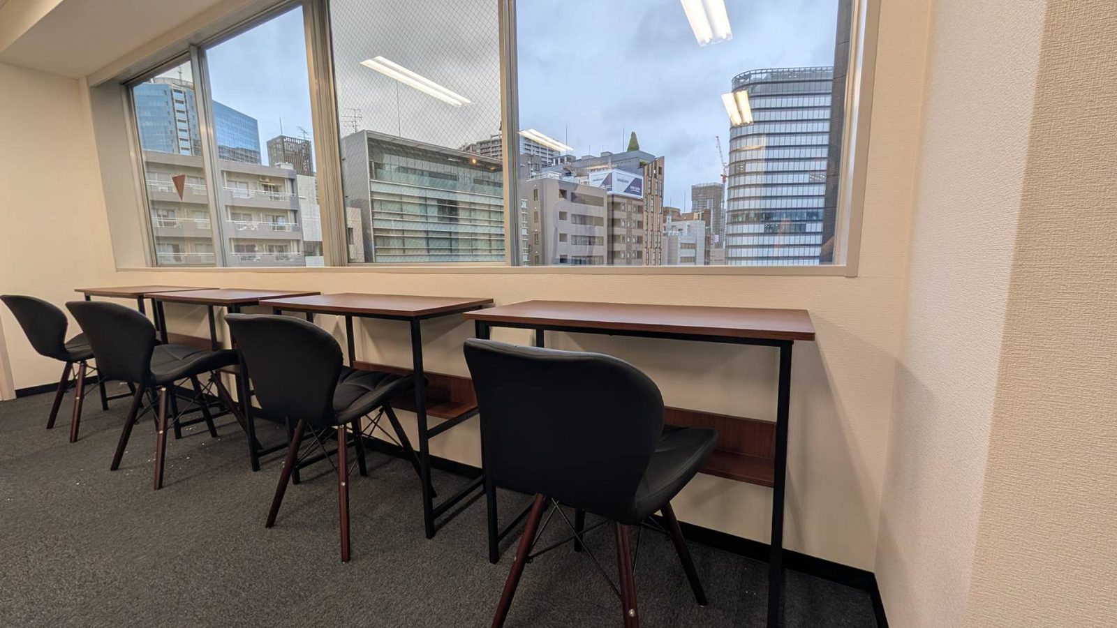窓側の作業席。街を見下ろしながら作業できます