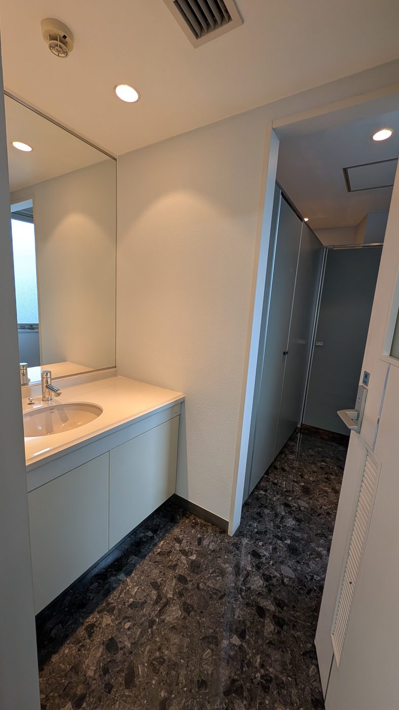 トイレの洗面台。鏡と手洗い場
